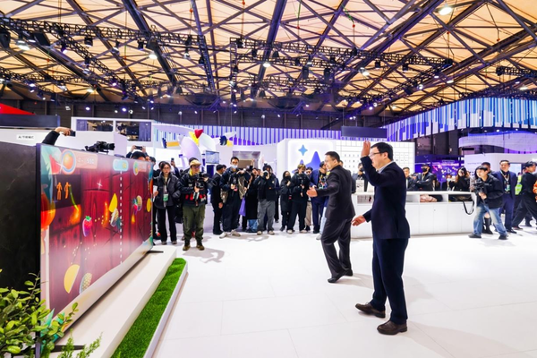 Huawei's new giant-screen mobile phone products unveiled at AWE Zhang Chaoyang explains the hard-core technology of giant-screen mobile phones