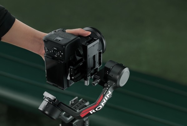 DJI RS 4 series camera gimbal released, equipped with Focus Pro lens control system