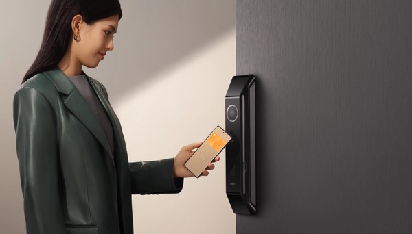 Huawei Mate 60 Pro and smart door lock series create a smart life