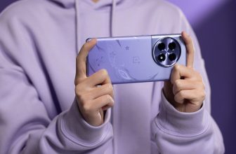 Don't look at this if you love playing games! This phone is so beautiful that I can't help but order it