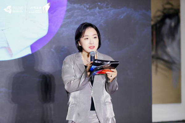(Executive Director of Today Art Museum Yan Yan announced the start of the event) (Executive Director of Today Art Museum Yan Yan announced the start of the event)