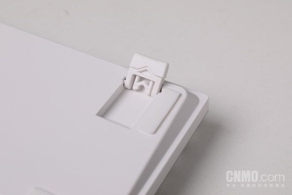 The bottom of the keyboard is designed with a silicone tripod The bottom of the keyboard is designed with a silicone tripod