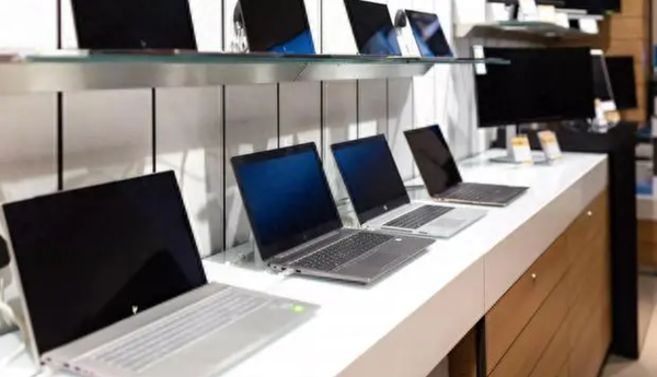 Global PC shipments fell 9% in the third quarter and are expected to recover in the fourth quarter Global PC shipments fell 9% in the third quarter and are expected to recover in the fourth quarter